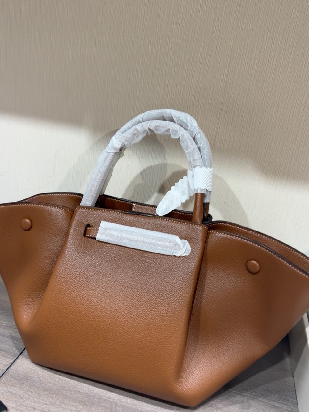 DeMellier The Midi New York Tan Grained Leather Tote Bag - Picture 2 of 4